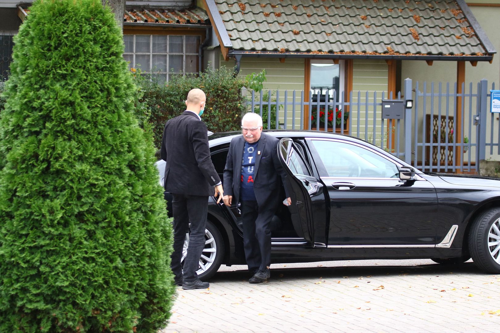 Do kościoła Lech Wałęsa przyjechał czarną limuzyną w towarzystwie ochroniarza.