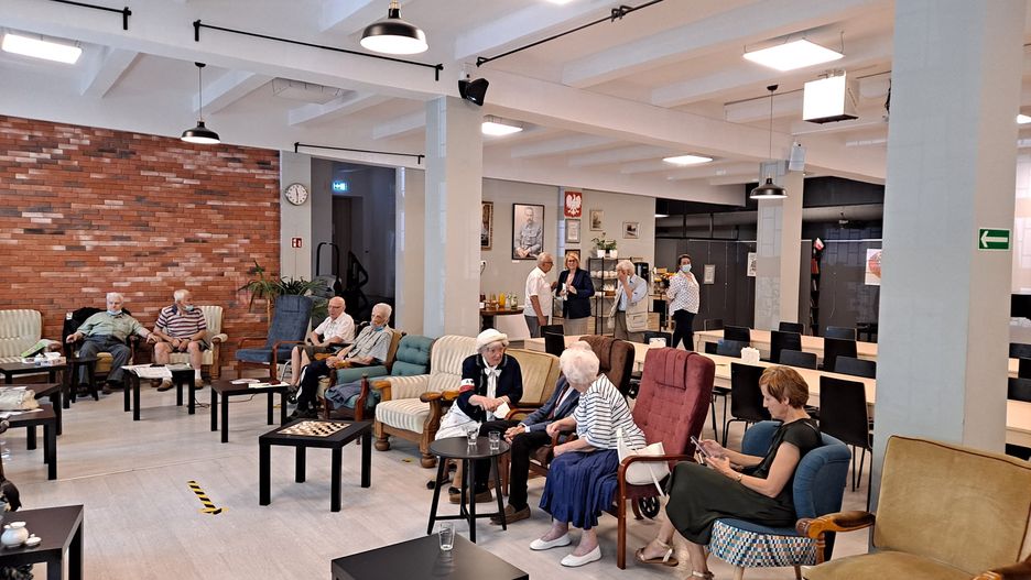 Warszawa. Dom Wsparcia dla Powstańców Warszawskich na ulicy Nowolipie 22 czeka na wolontariuszy. Można porozmawiać z powstańcem, pójść z nim na spacer, odprowadzić do lekarza, podrzucić posiłki lub odwiedzić w domu