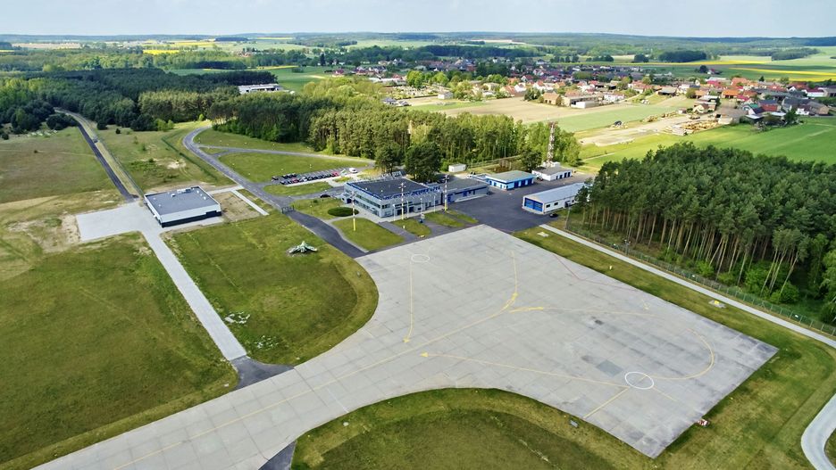 Lotnisko znajduje się 34 km od Zielonej Góry