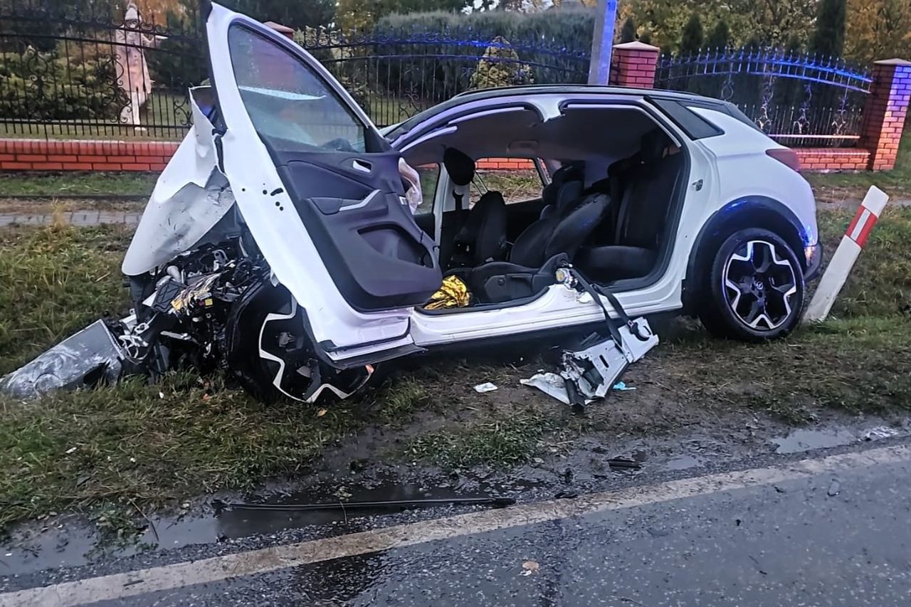Szybka interwencja policjantów po groźnym wypadku w Szwarszowicach. Trzy auta, kilku rannych