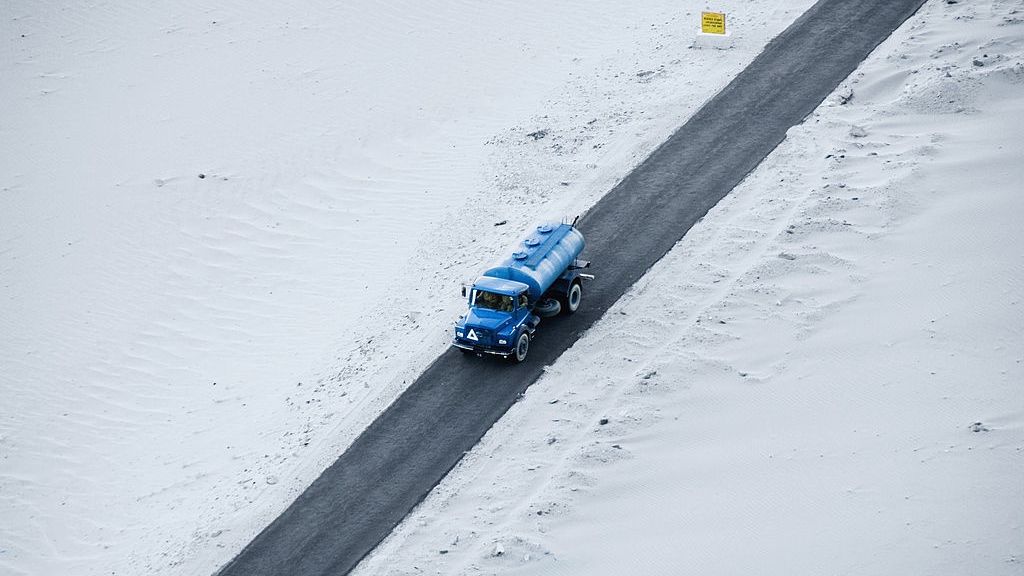 Cysterna z paliwem zimą