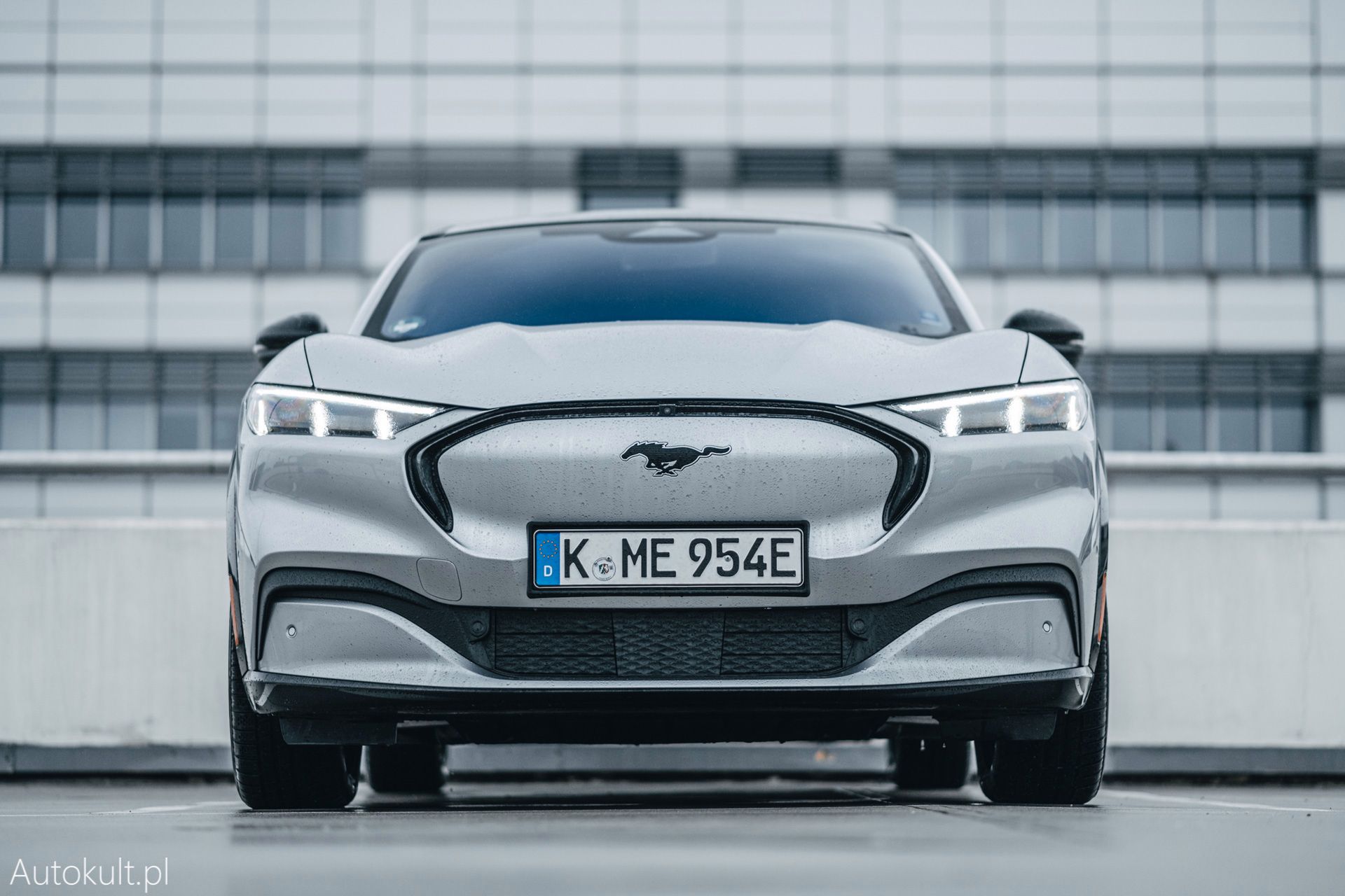 Na Fordzie Mustangu Mach-E nie znajdziesz ani jednego logo Forda