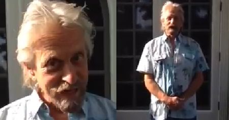 Michael Douglas oblewa się wodą!