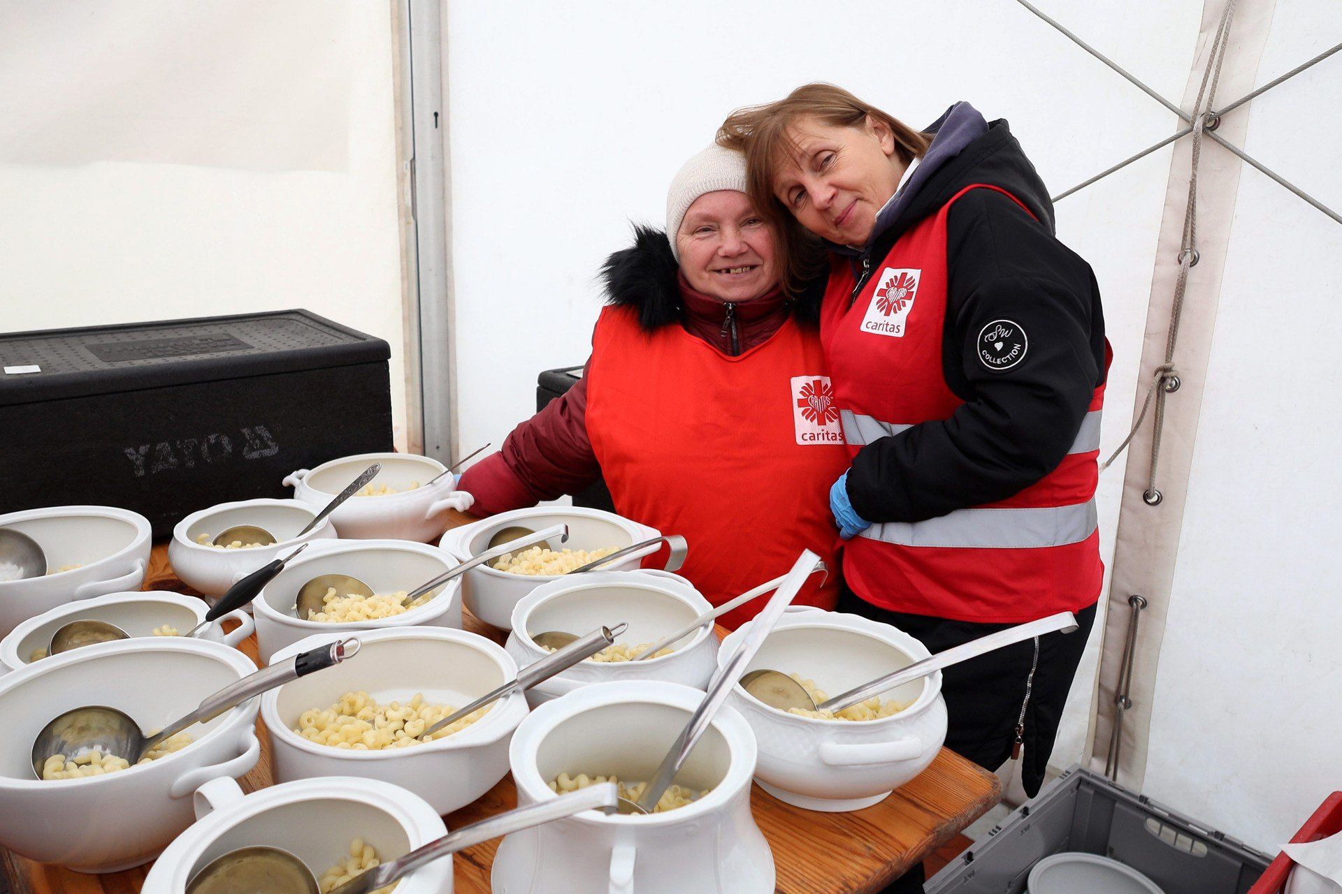 Światowy Dzień Ubogich z gorącym posiłkiem od Caritasu dla potrzebujących w Lublinie.