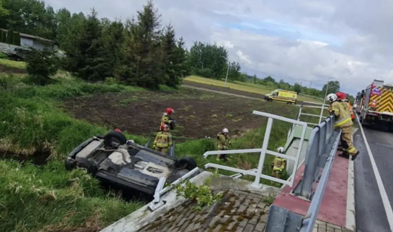 Auto wypadło z drogi i dachowało w rzece