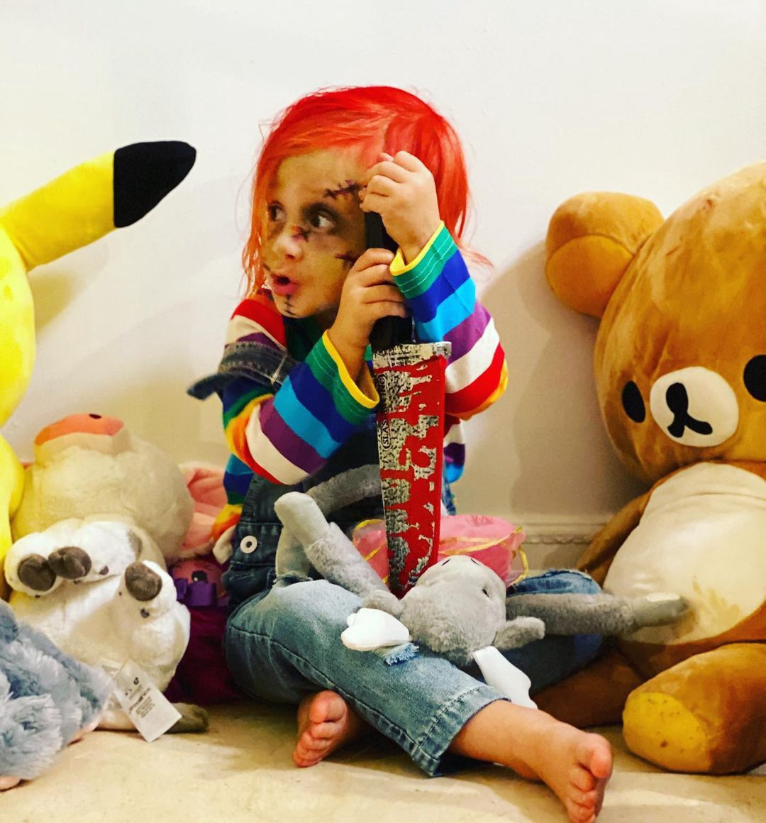 Chcąc "wesprzeć" grającą w horrorze koleżankę, Tori Spelling obfotografowała synka odtwarzającego postać laleczki Chucky