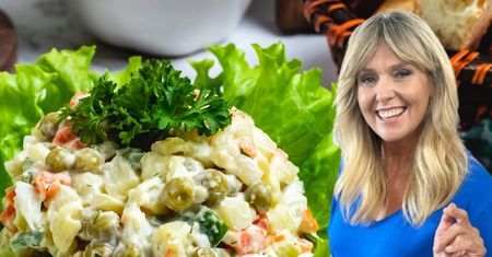 Ewa Wachowicz robi sałatkę jarzynową z innych składników. Każdy chwali