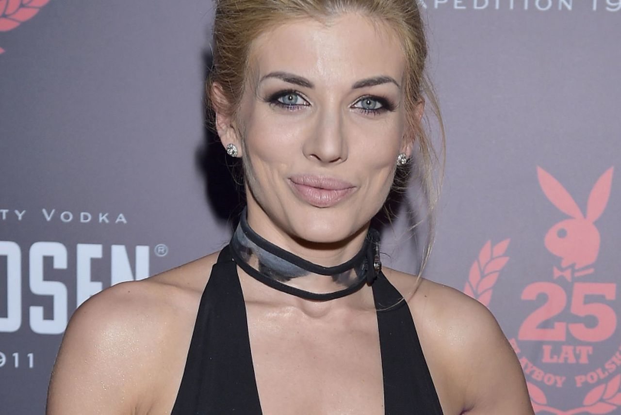 Izabella Łukomska-Pyżalska tańczy na rurze w kusym stroju. Ma 43 lata i 6 dzieci