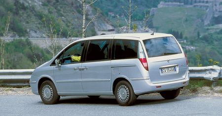 Policjanci zatrzymali kierowcę. Nawet nie wiedział, że jego auto się pali