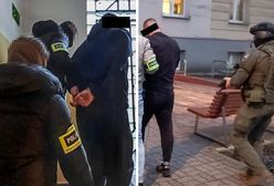 Dwa trafienia CBŚP. Funkcjonariusze wpadli z bronią do mieszkania