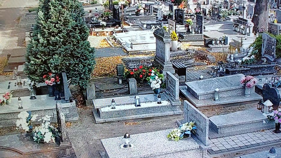 Usłyszeli dźwięk dzwonka dochodzący zza jednego z nagrobków