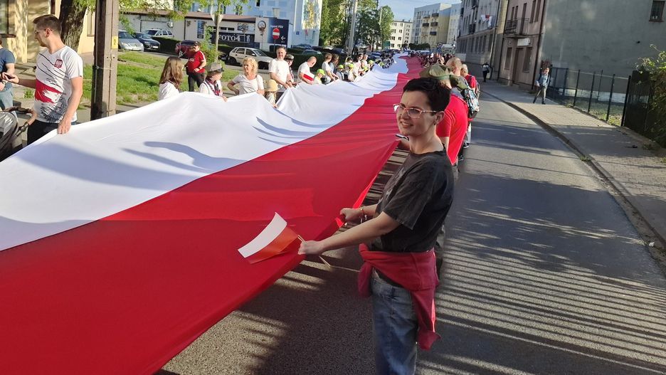 Pochód z najdłuższą flagą w Polsce przeszedł ulicami miasta. Tak świętowano Dzień Flagi