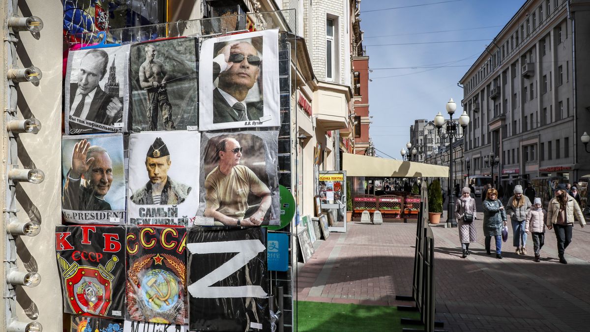 Na zdjęciu ulica rosyjskiego miasta. Na pierwszym planie widoczny jest stragan, na którym wiszą koszulki m.in. z wizerunkiem Władimira Putina