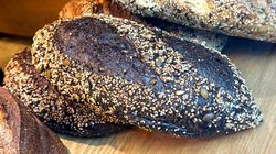 Czy ciemny chleb zawsze jest zdrowy? Kolor bochenka może wprowadzać w błąd