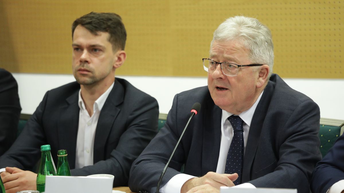 Czes�aw Siekierski, Micha� Ko�odziejczak
Warszawa, 06.02.2024. Minister rolnictwa i rozwoju wsi Czes�aw Siekierski (P) oraz wiceminister rolnictwa i rozwoju wsi Micha� Ko�odziejczak (L) podczas spotkania kierownictwa Ministerstwa Rolnictwa i Rozwoju Wsi z przedstawicielami zwi�zk�w i organizacji rolniczych w siedzibie MRiRW w Warszawie, 6 bm. (jm) PAP/Tomasz Gzell
Tomasz Gzell
Ministerstwo Rolnictwa i Rozwoju Wsi, MRiRW, polityk, polityka, rolnicy, rolnicze, spotkanie, zwi�zkowcy, spotkania