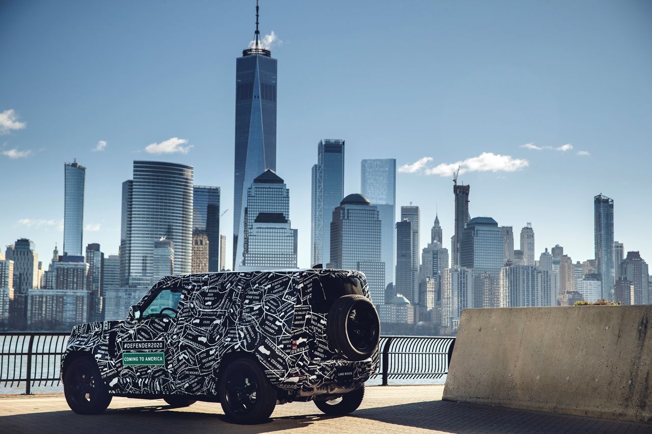 Nowy Land Rover Defender ma być też samochodem miejskim? Na pewno będzie znacznie bardziej przyjaznym dla osób nie korzystających z jego walorów terenowych.