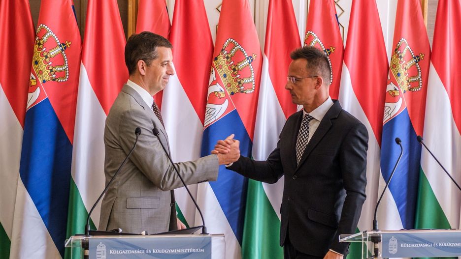 Szijjarto oskarża Brukselę: Chcą zmiany rządów na Węgrzech i w Serbii