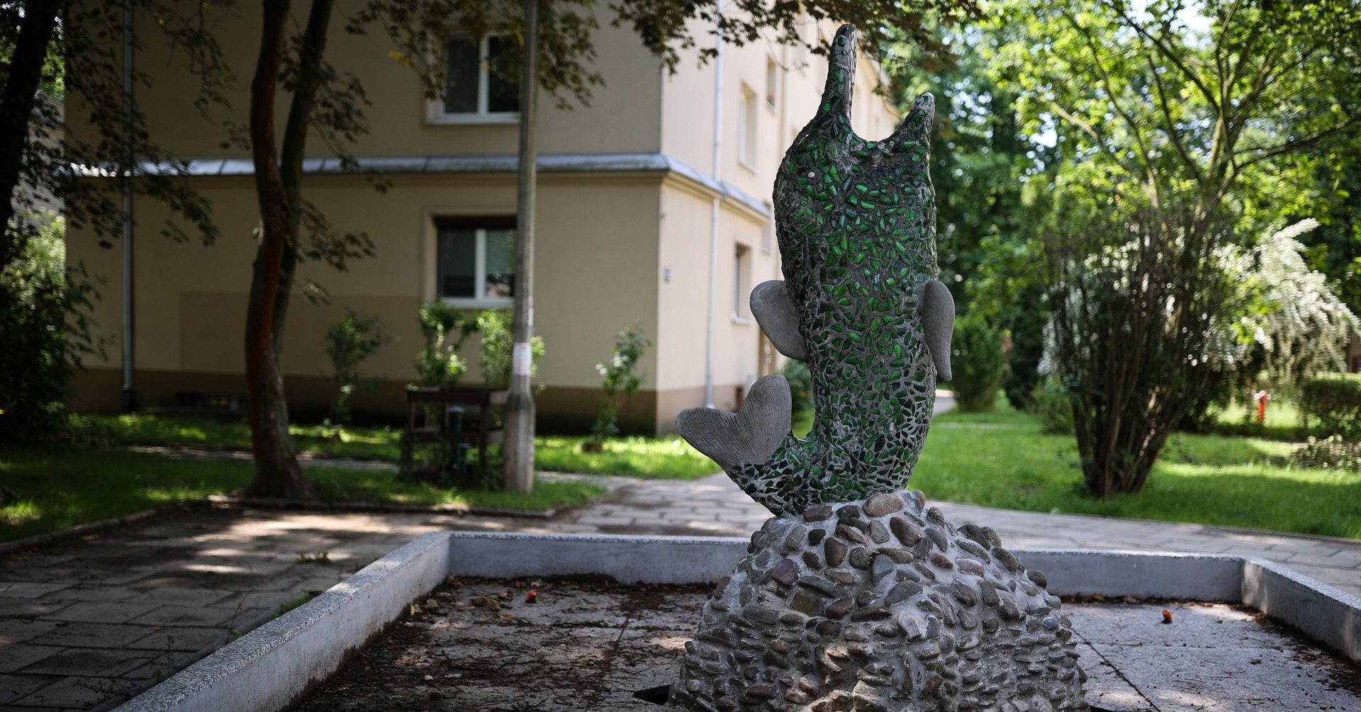 Zakończyła się renowacja słynnego Delfina na os. Górali w Nowej Hucie. Wkrótce z fontanny znów tryśnie woda