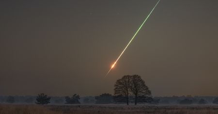 Meteor nad francuskim niebem był asteroidą. Internet zapłonął od filmów