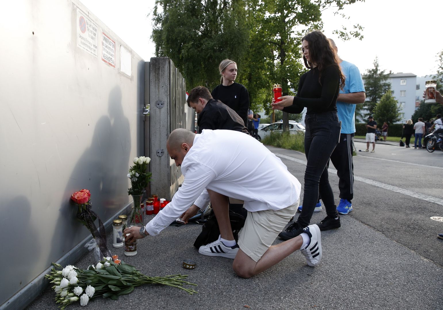 People light a candles in tribute to the victims, in front of the Dreierschutzengasse high school following a shooting in Graz, Austria, 10 June 2025. At least nine people were killed in the incident, including the shooter, authorities confirmed. EPA/ANTONIO BAT Dostawca: PAP/EPA.