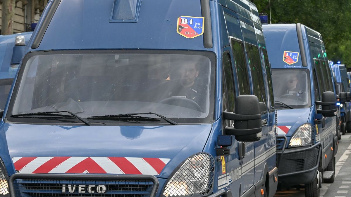 Francuscy funkcjonariusze usiłują rozwiązać problem w wię