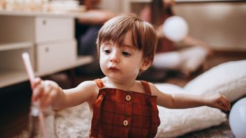 Dwulatka wyszła z domu boso. Znaleziono ją 5 km dalej