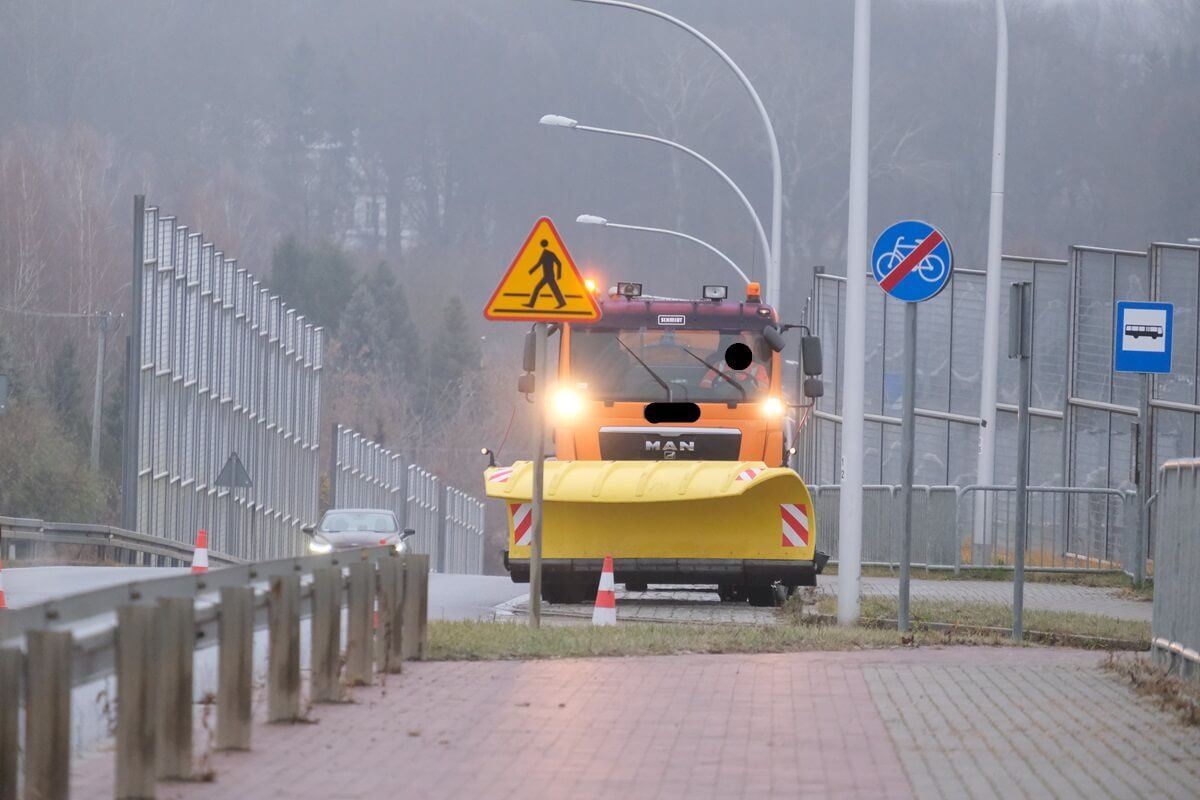 Pługosolarka oczekująca na możliwość wjazdu na wiadukt w Snopkowie