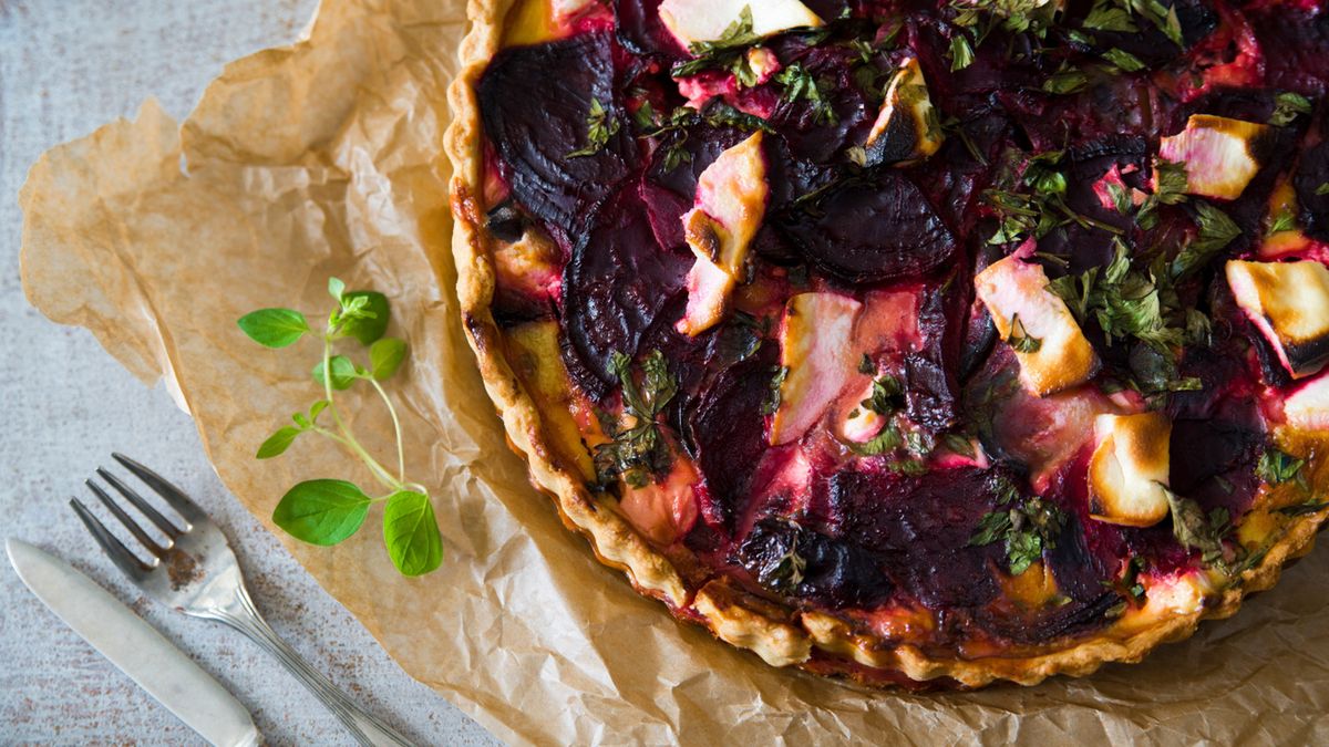 Tarta z burakami i kozim serem smakuje bardzo dobrze