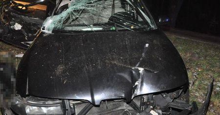Wypadek w Rogóźnie. Seat uderzył w drzewo. 22-letni pasażer zginął na miejscu