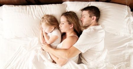Dlaczego dzieci budzą się kładzione do łóżeczka?