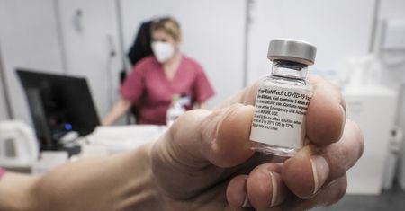 Firmy farmaceutyczne testują skuteczność szczepień na COVID u nastolatków
