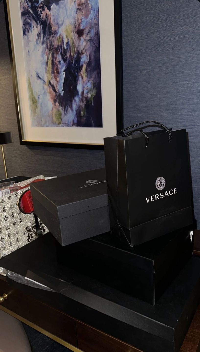 Caroline Derpienski prezentuje wnętrza hotelowego apartamentu 