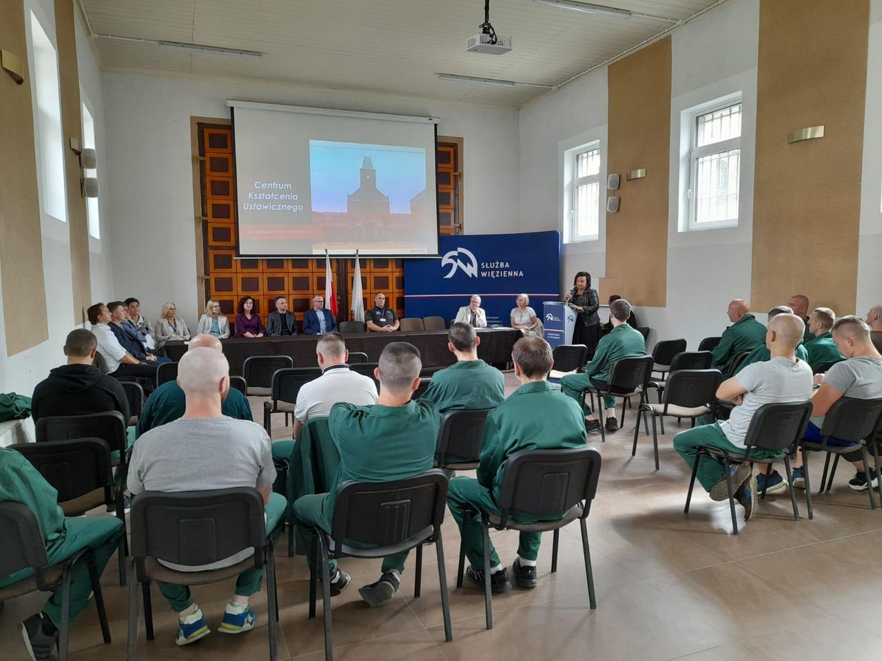 Pierwszy dzwonek również za więziennym murem