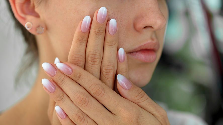 Macierz paznokcia to jego żywy element ukryty jest pod wałem paznokciowym