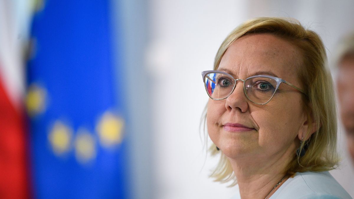Radom, 25.07.2022. Minister klimatu i środowiska Anna Moskwa podczas spotkania z samorządowcami Ziemi Radomskiej nt. programu priorytetowego Ciepłe Mieszkanie, 25 bm. w siedzibie Starostwa Powiatowego w Radomiu. (mr) PAP/Piotr Polak