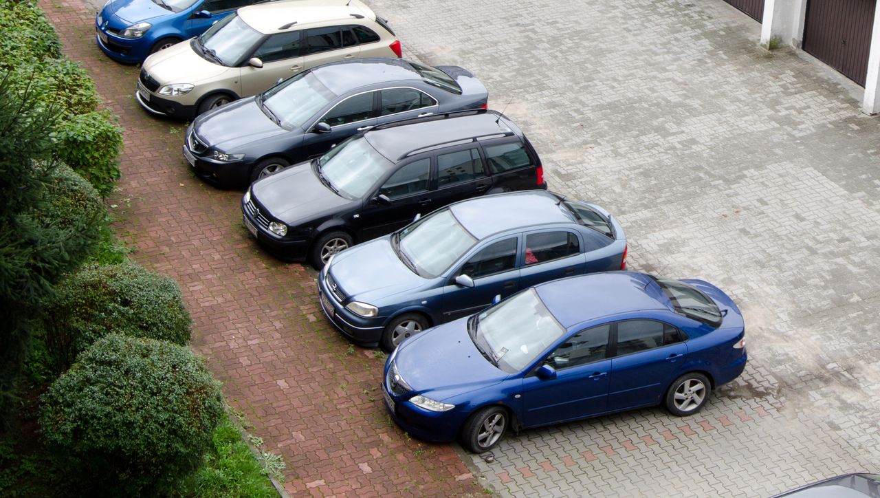 Auto stało przez kilka tygodni pod domem? Sprawdź, co cię czeka.