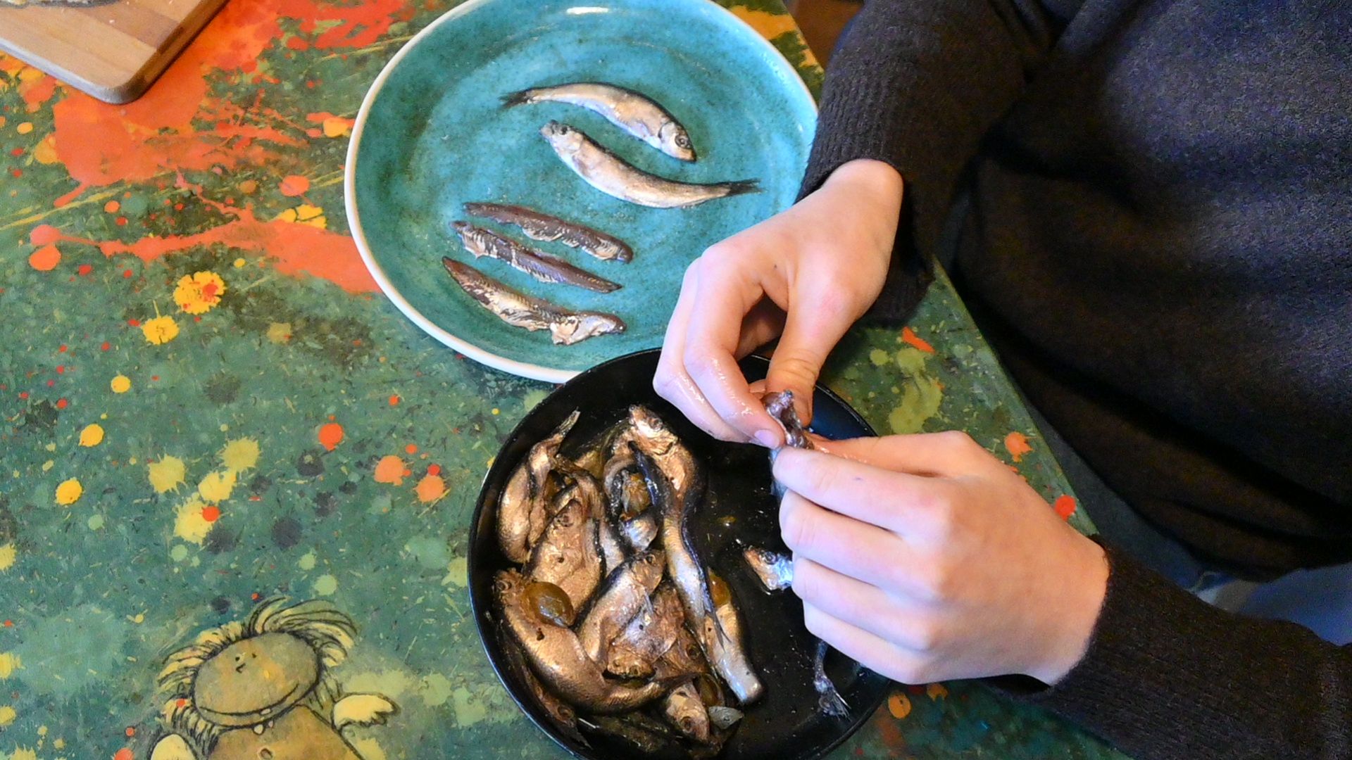 Szproty obiera się ręcznie