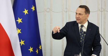 Dziennikarz pokazał materiały z konwencji PiS i wybuchła burza. Sikorski komentuje
