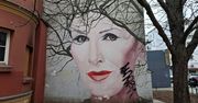 Zdewastowano mural Kory Jackowskiej. Praca w centrum Warszawy została zniszczona przez wandali