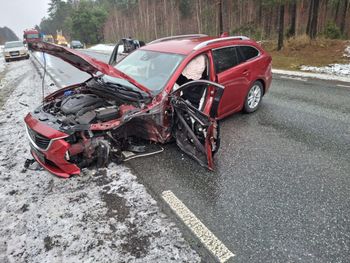 Ostrów Mazowiecka: Wypadek na krajowej 60, dwie osoby trafiły do szpitala. Kierowca mazdy wydmuchał ponad 2 promile