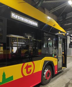 Warszawa. Ruszają autobusy linii "Kurs na szczepienie". Dowiozą seniorów