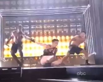 Jennifer Lopez przewróciła się na scenie! (ZOBACZ!)