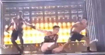 Jennifer Lopez przewróciła się na scenie! (ZOBACZ!)