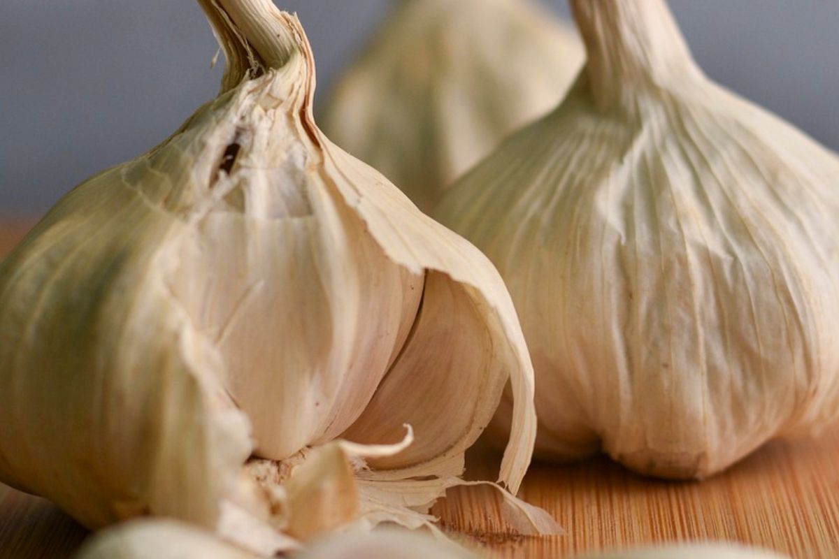 Garlic is also suitable for pickling, but it's worth choosing young cloves.