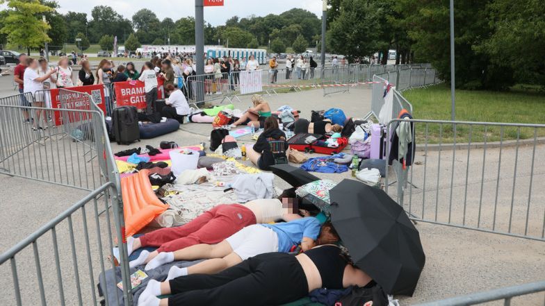 Fanki Harry'ego Stylesa koczują przed PGE Narodowym 