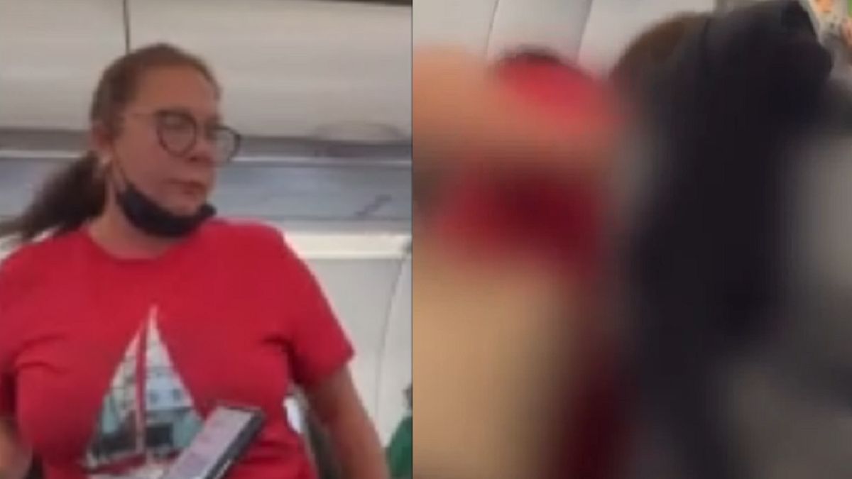 Kobieta zdjęła spodnie i kucnęła w przejściu samolotu.