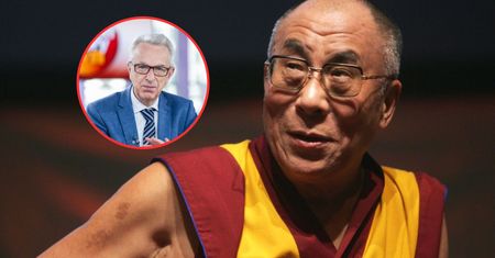 Prof. Lew-Starowicz o zachowaniu Dalajlamy. "Nie da się tego wybronić"