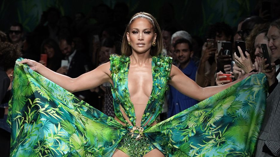 J.Lo w sukience w tropikalny wzór