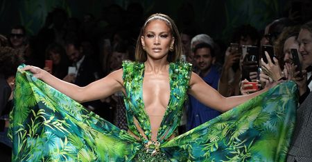 Sukienka w stylu Jennifer Lopez hitem lata. Łudząco podobny model dostaniesz w sieciówce