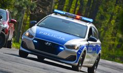 Aleksandrów Łódzki. Policjanci uwolnili 2-latka z nagrzanego samochodu